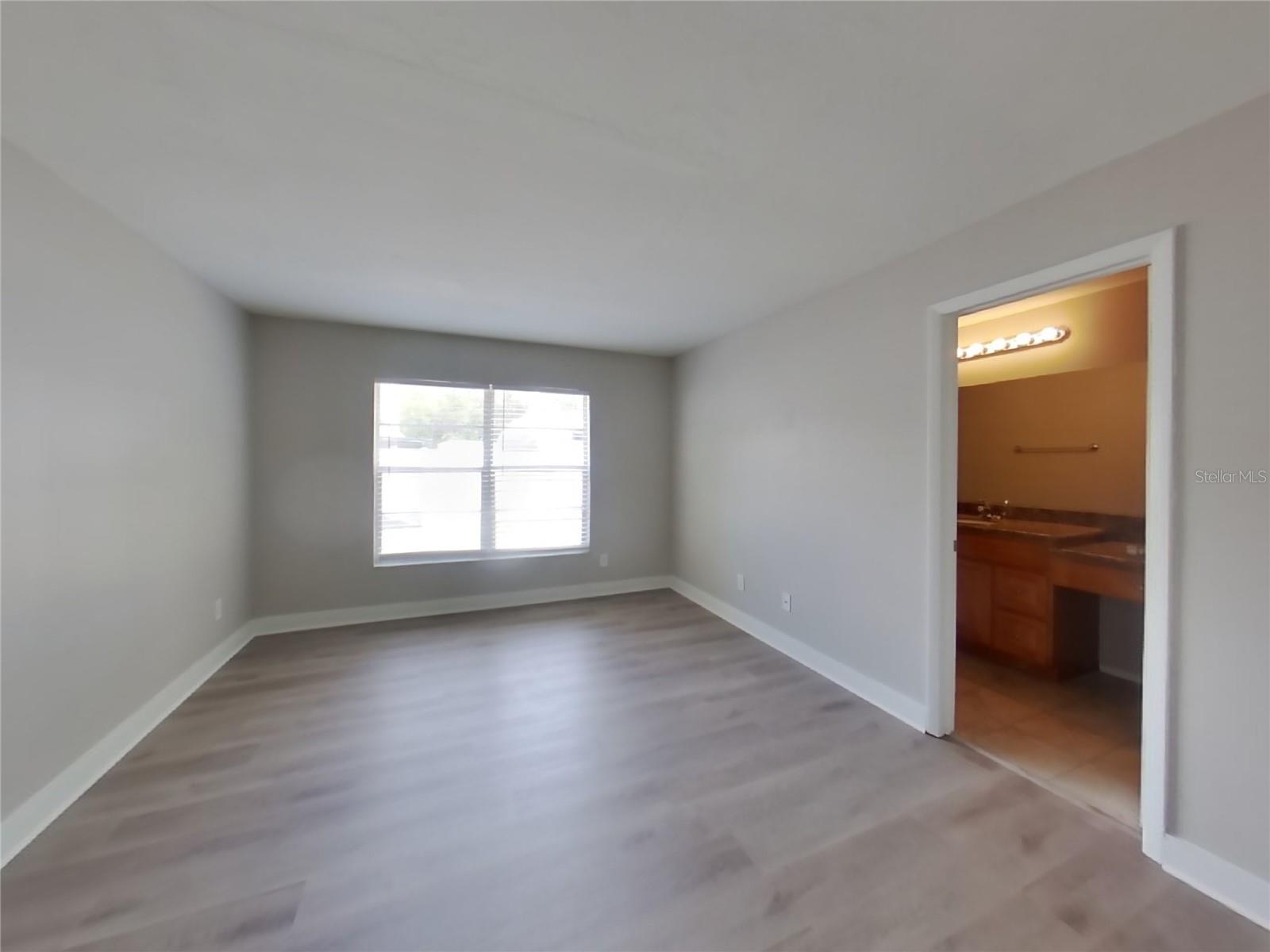 Image 6 of 15 For 1020 Red Oak Circle