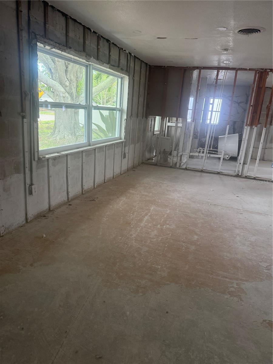Listing photo id 9 for 4824 Huntington Street Ne