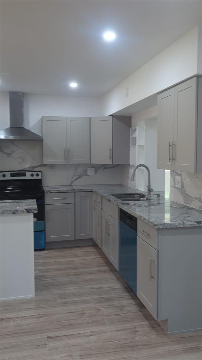 Listing photo id 2 for 4824 Huntington Street Ne