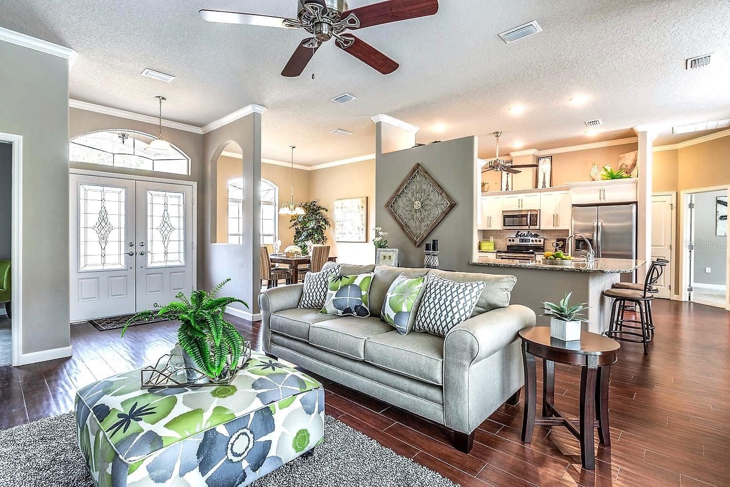 Listing photo id 2 for 36 Vinca Street