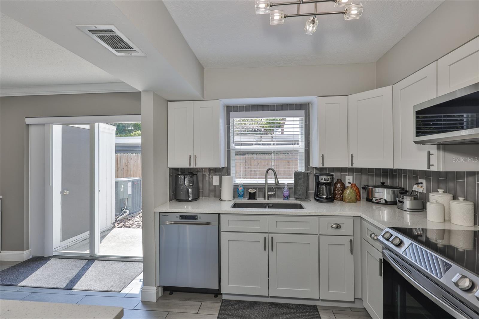 Image 16 of 37 For 2011 Carolina Avenue