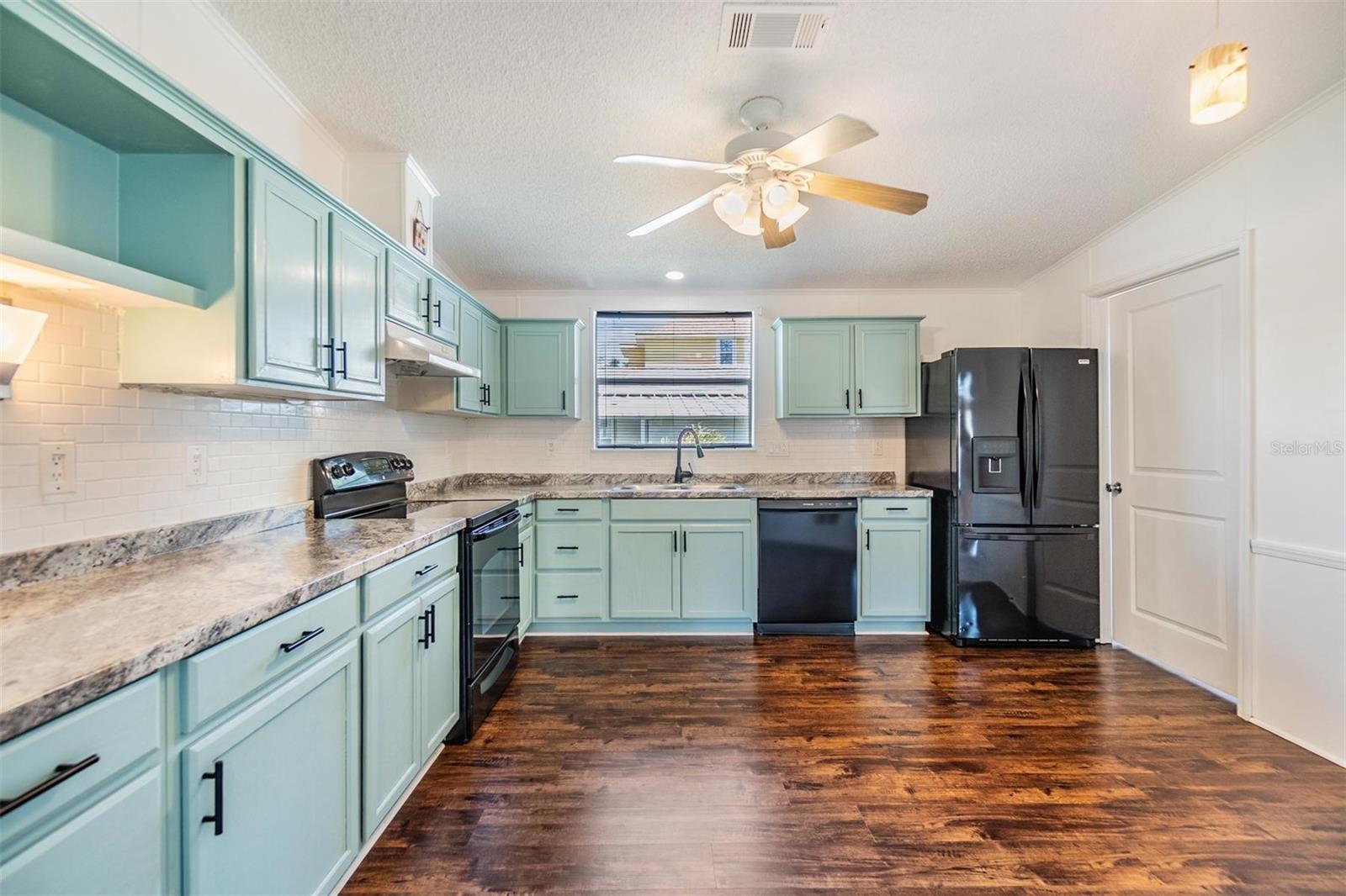 Listing photo id 9 for 6036 110th Avenue N