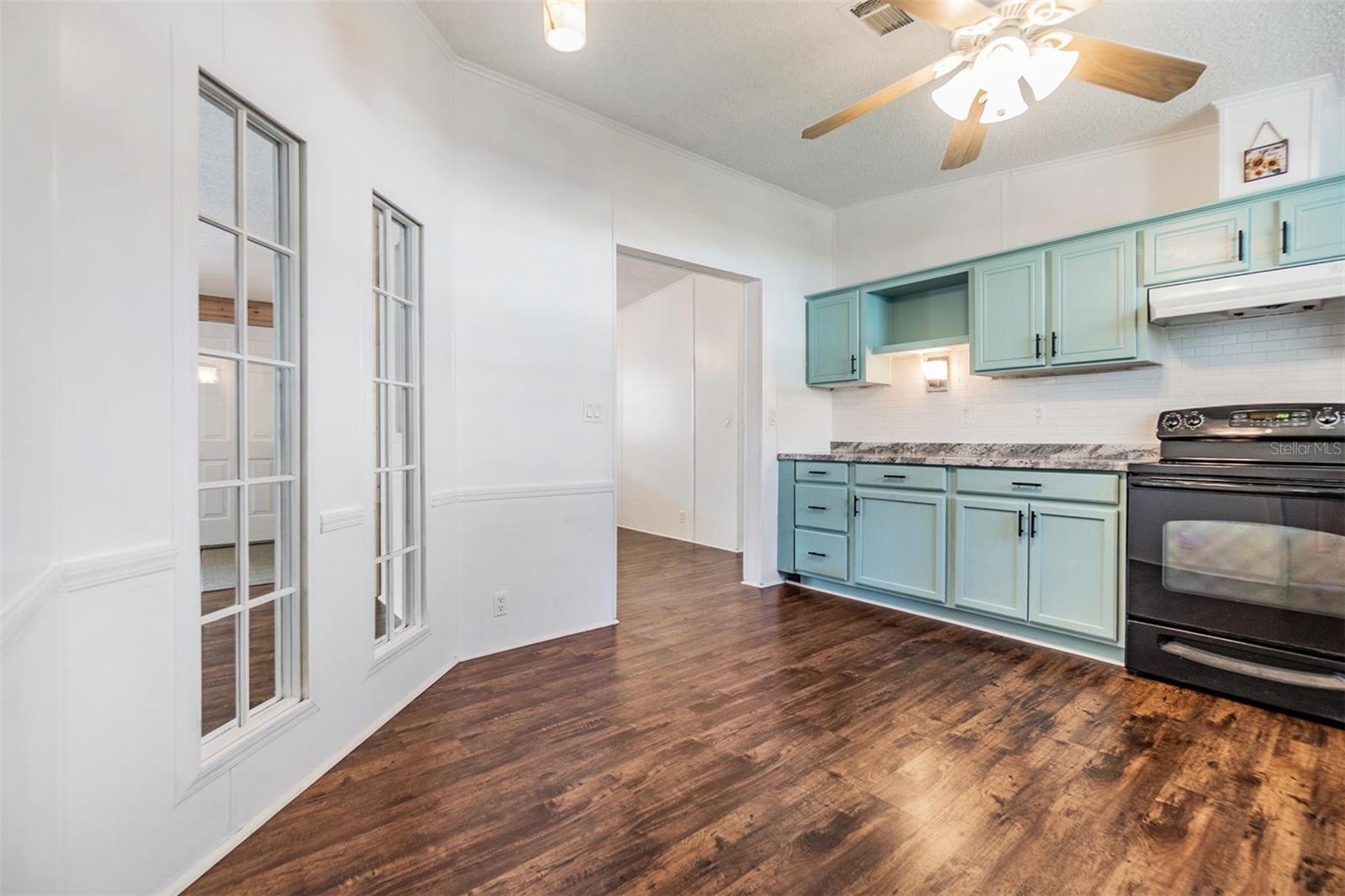 Listing photo id 10 for 6036 110th Avenue N
