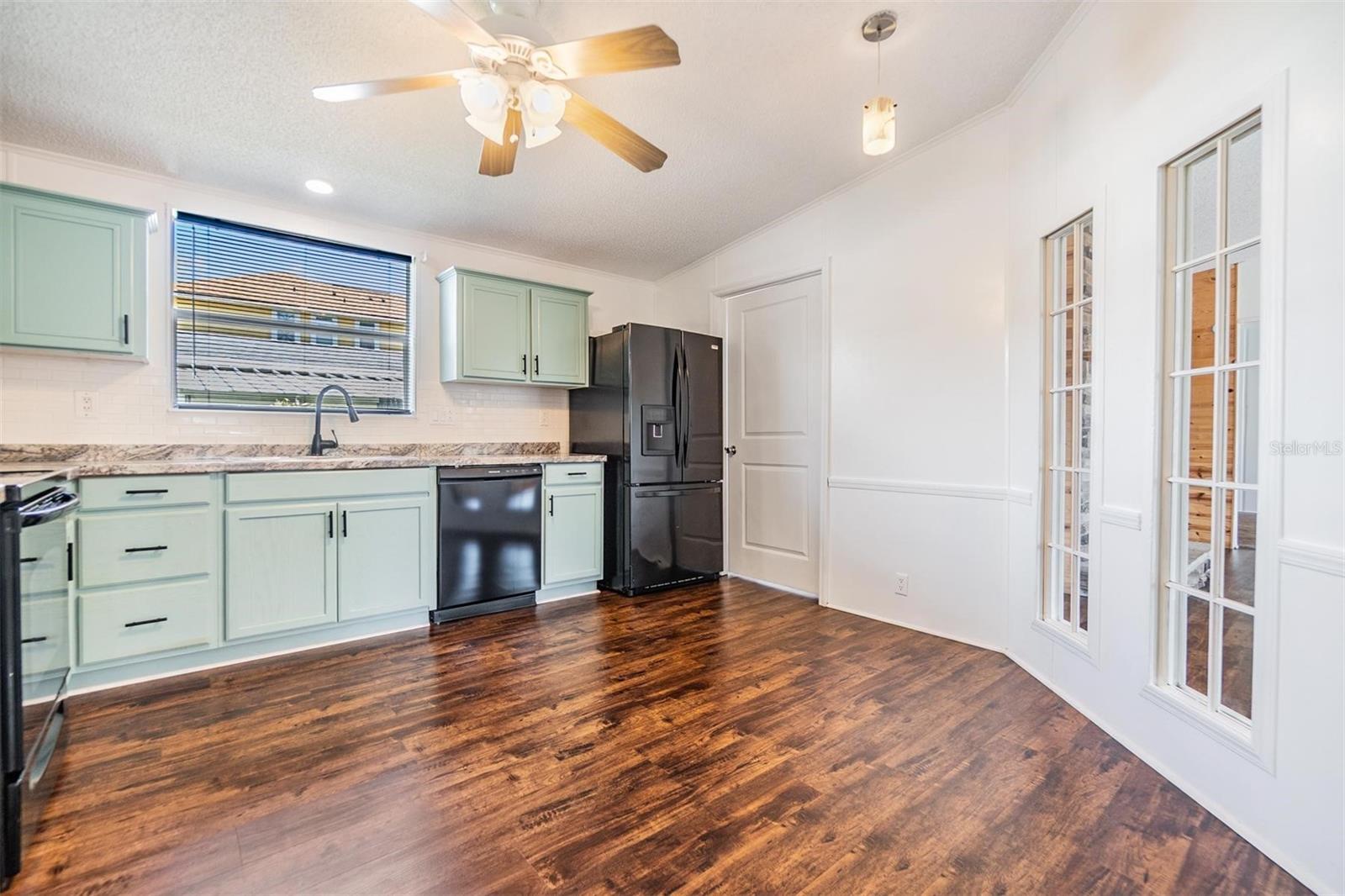 Listing photo id 11 for 6036 110th Avenue N