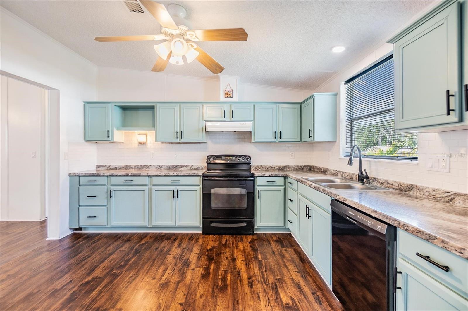 Listing photo id 12 for 6036 110th Avenue N