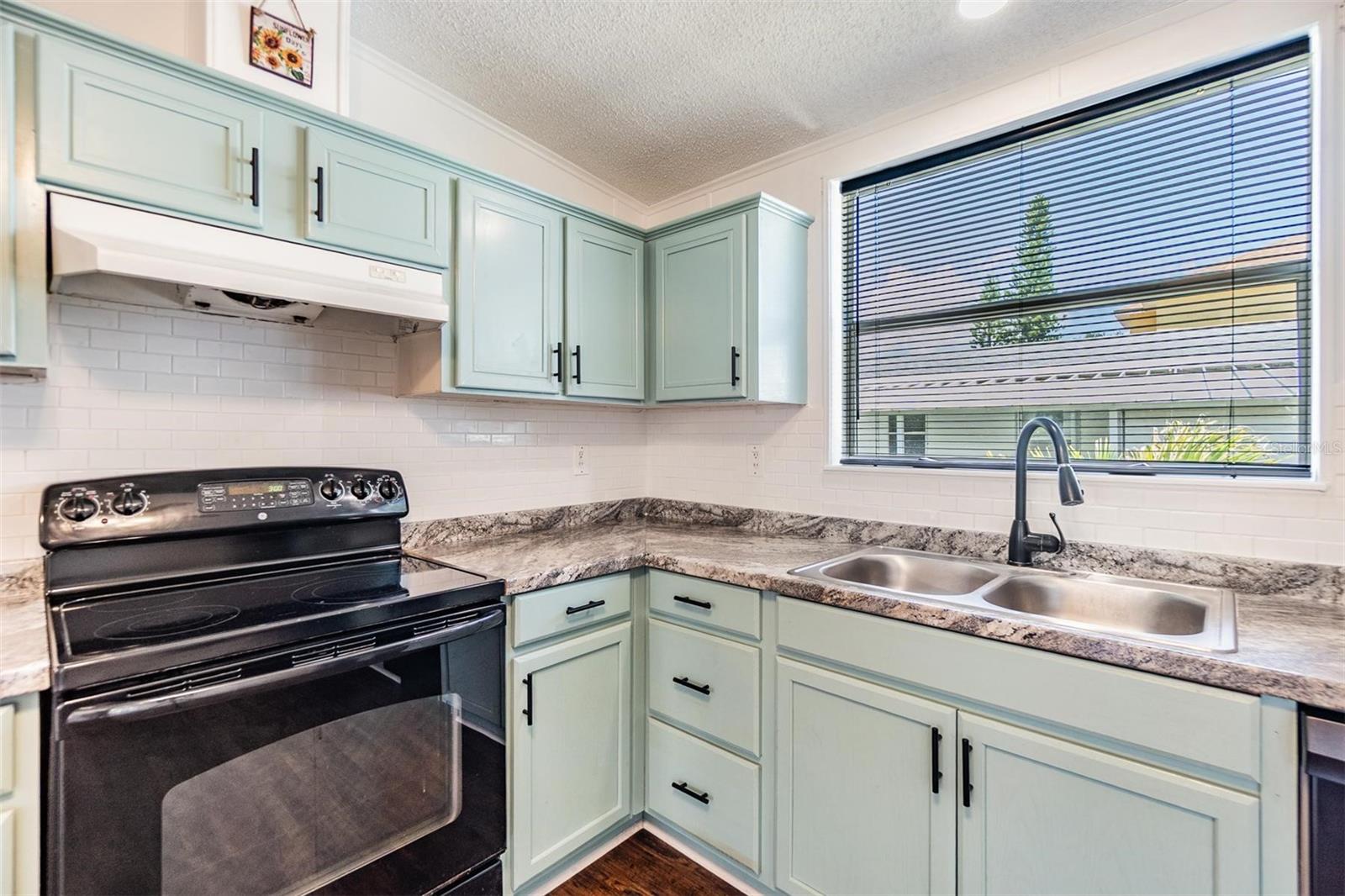 Listing photo id 13 for 6036 110th Avenue N