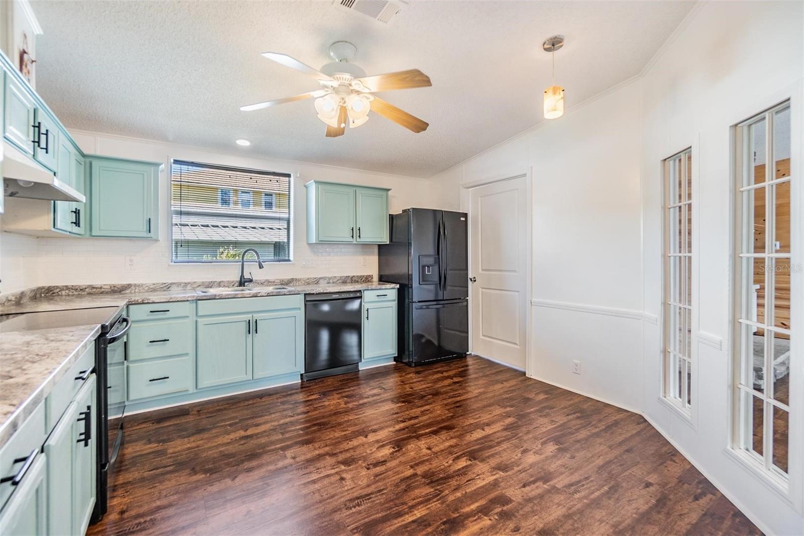 Listing photo id 14 for 6036 110th Avenue N