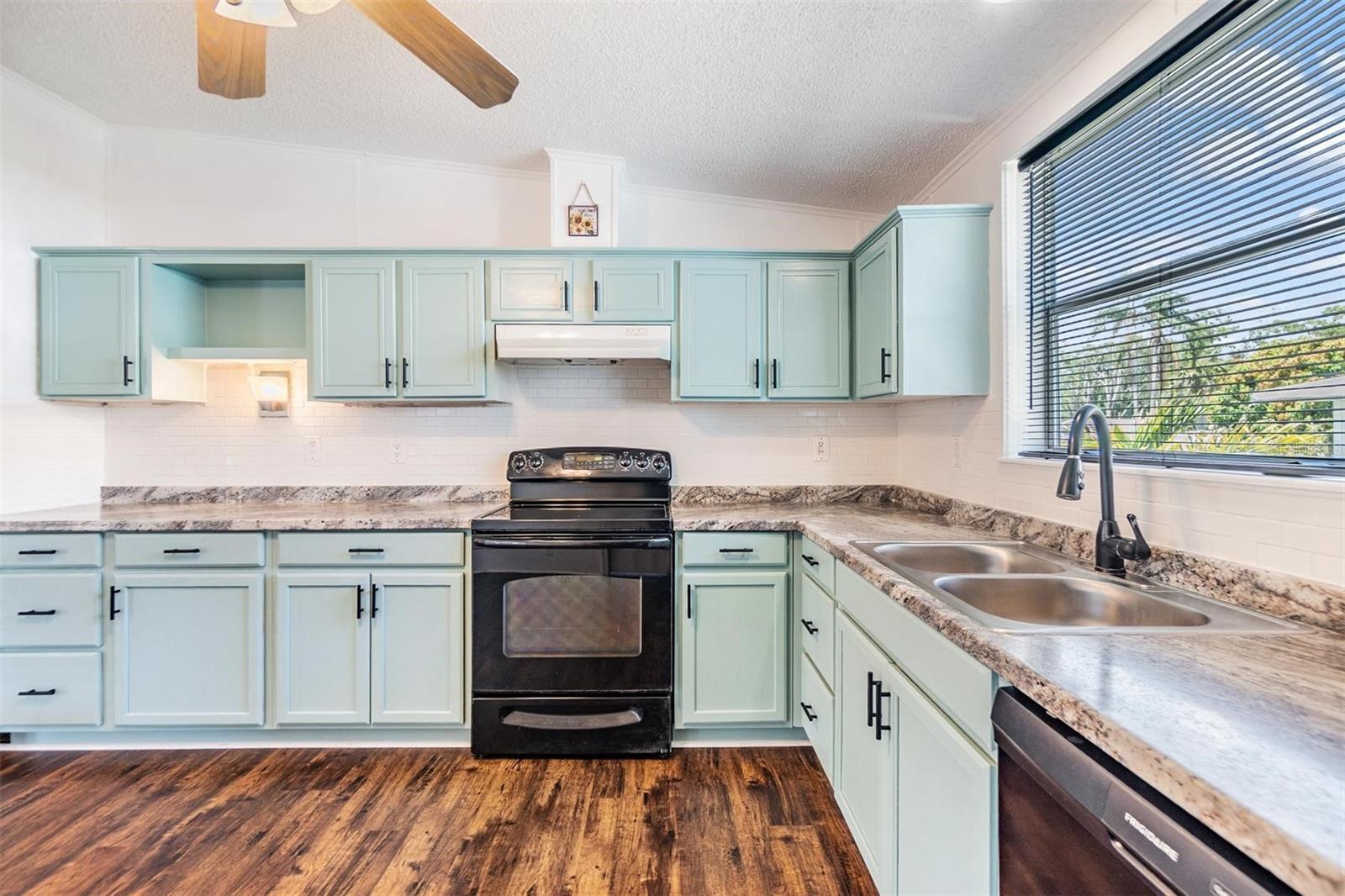 Listing photo id 15 for 6036 110th Avenue N