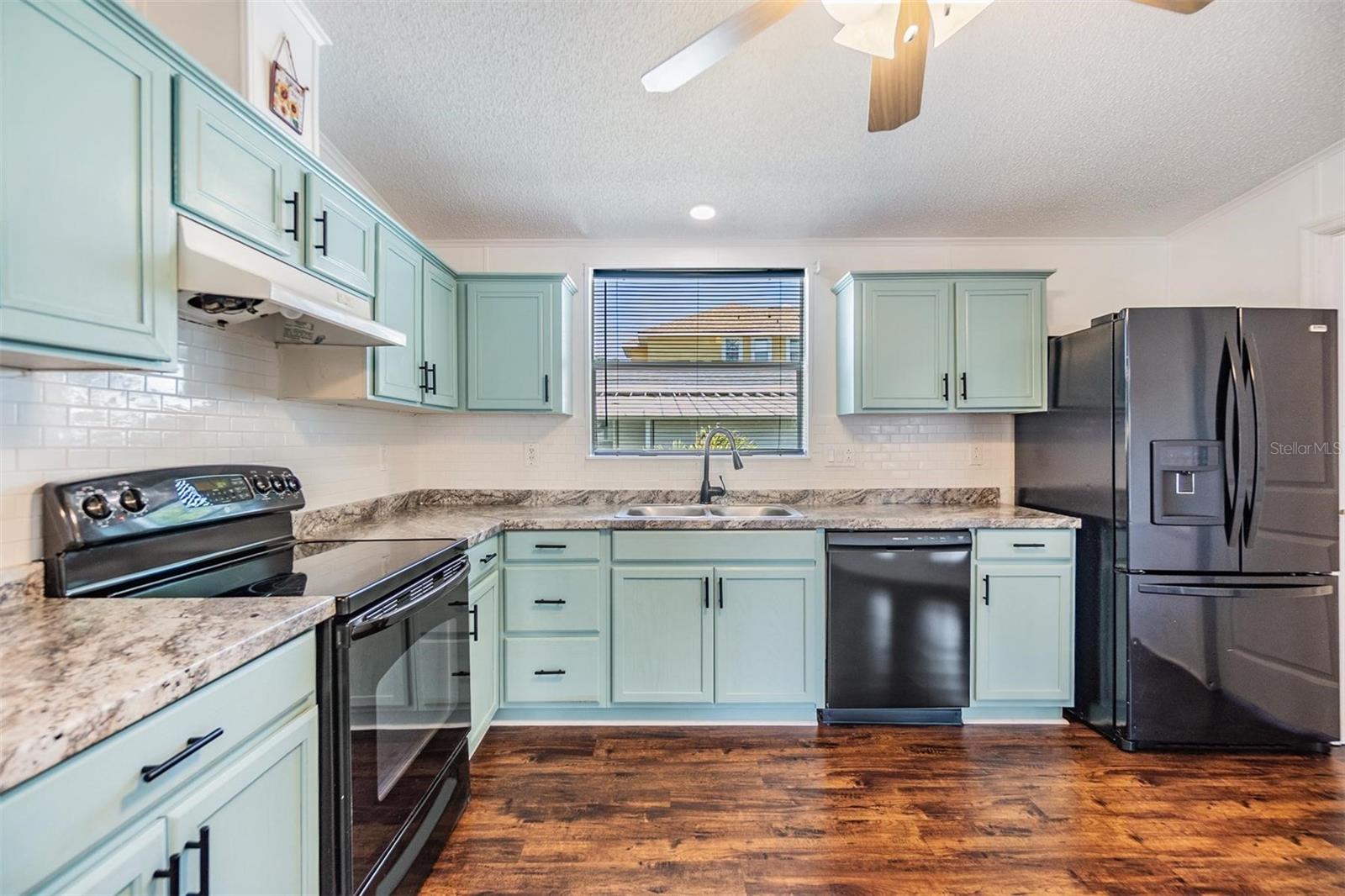 Listing photo id 16 for 6036 110th Avenue N