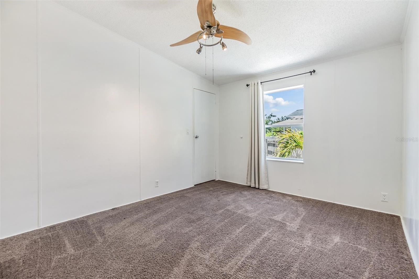 Listing photo id 27 for 6036 110th Avenue N