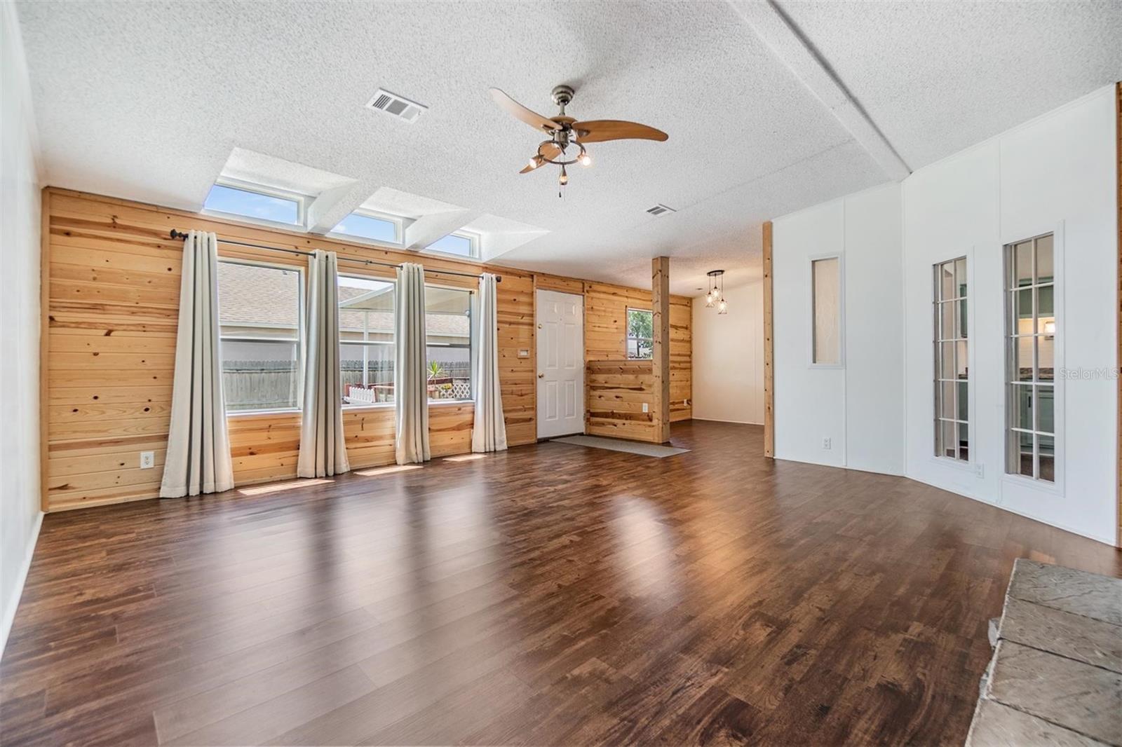 Listing photo id 3 for 6036 110th Avenue N