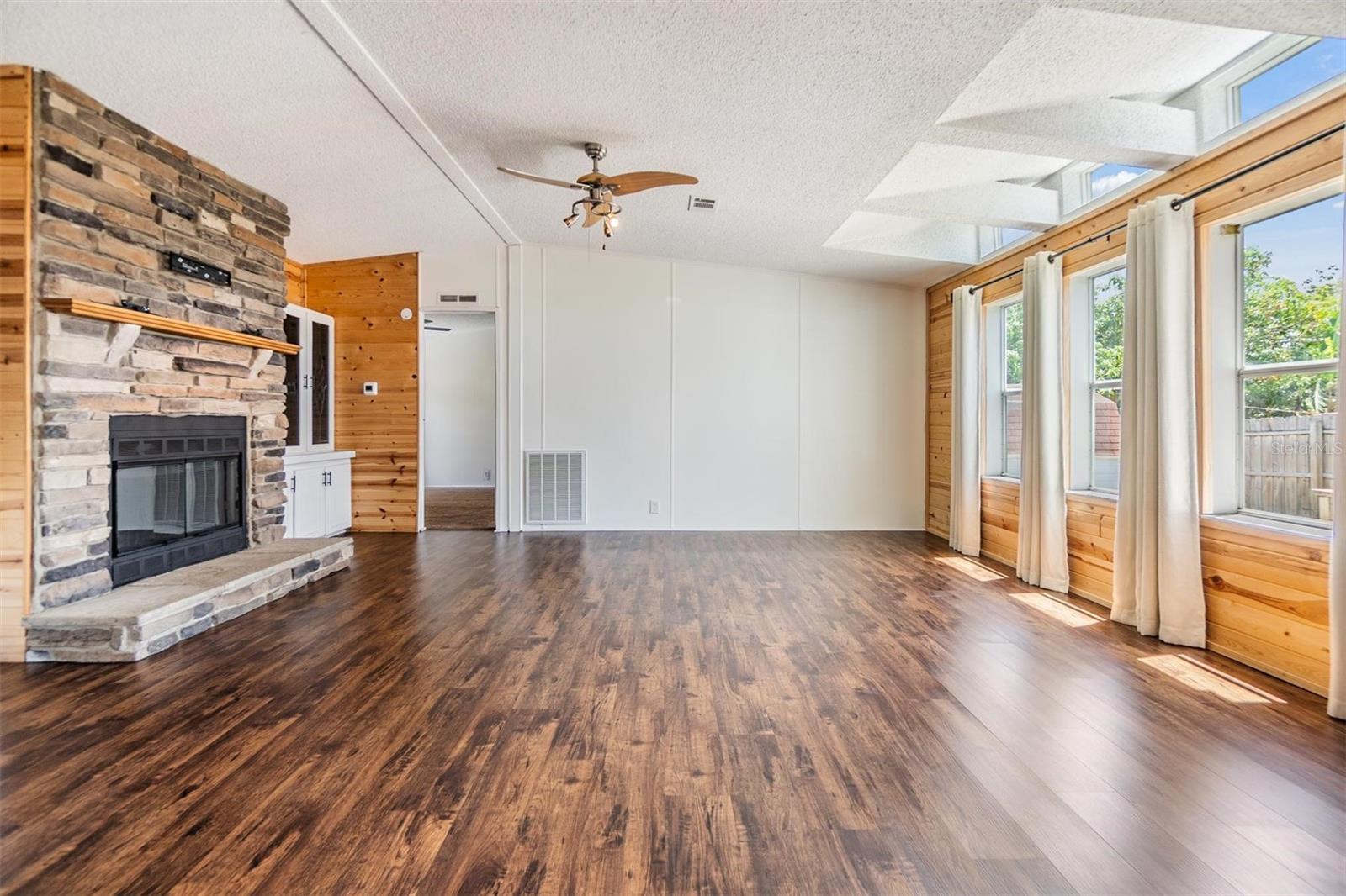 Listing photo id 4 for 6036 110th Avenue N
