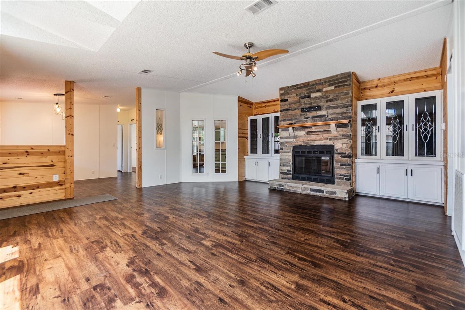 Listing photo id 5 for 6036 110th Avenue N