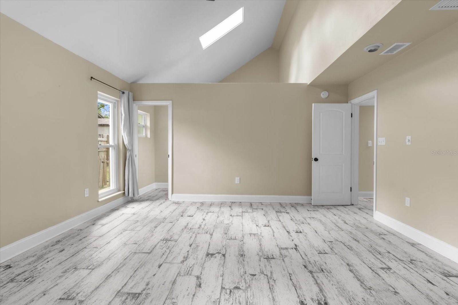 Listing photo id 8 for 30 Rivertrail Drive