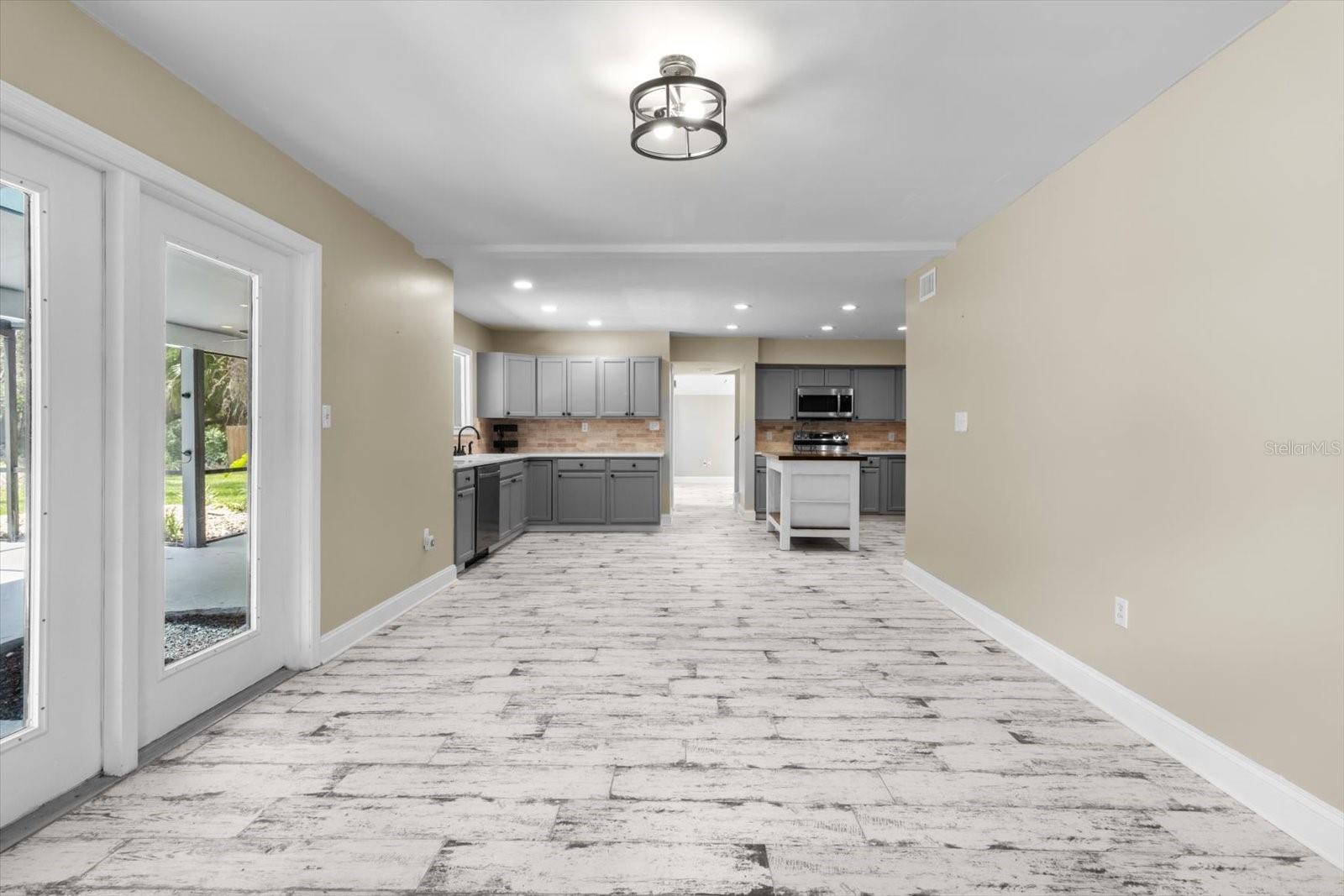 Listing photo id 5 for 30 Rivertrail Drive