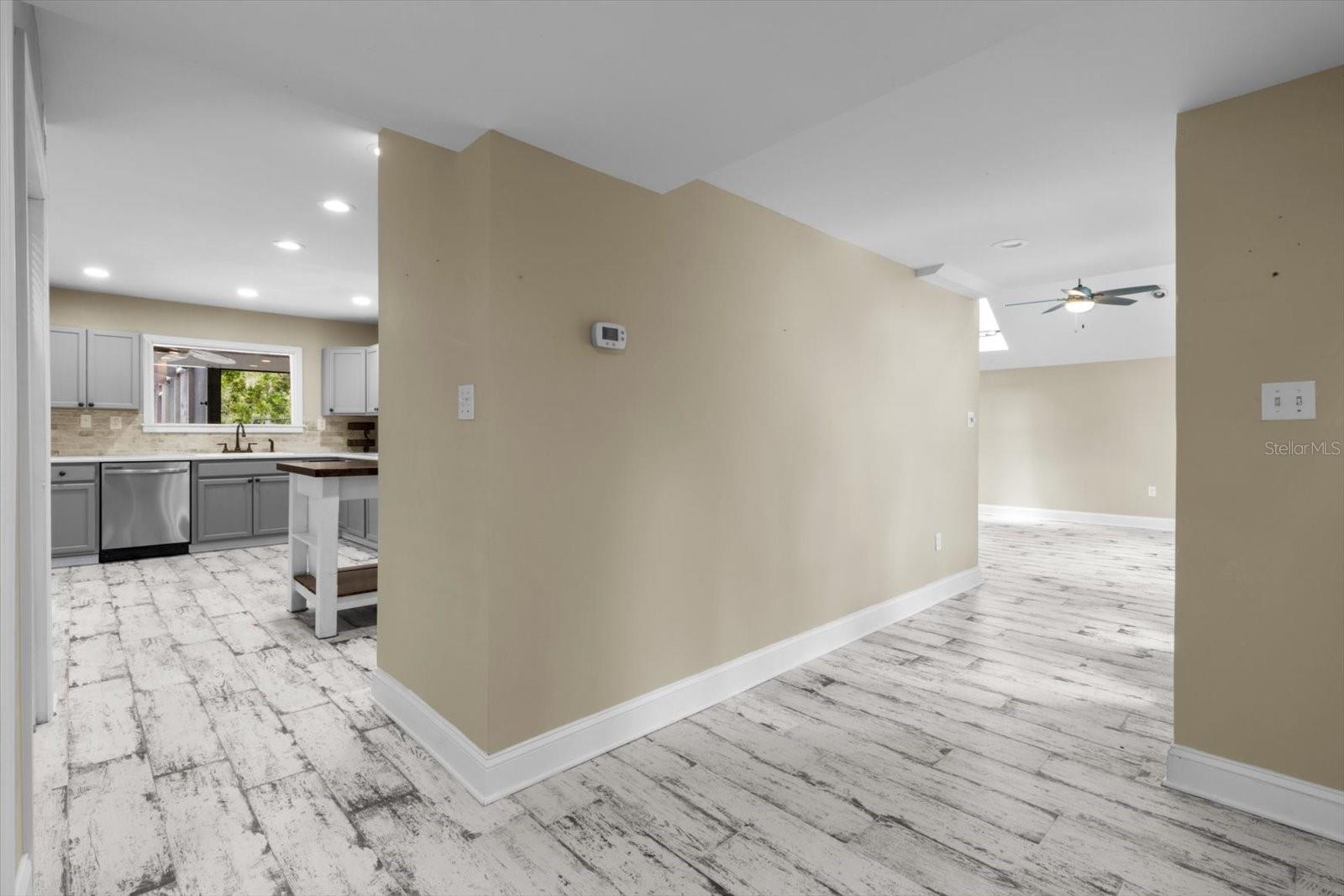 Listing photo id 6 for 30 Rivertrail Drive