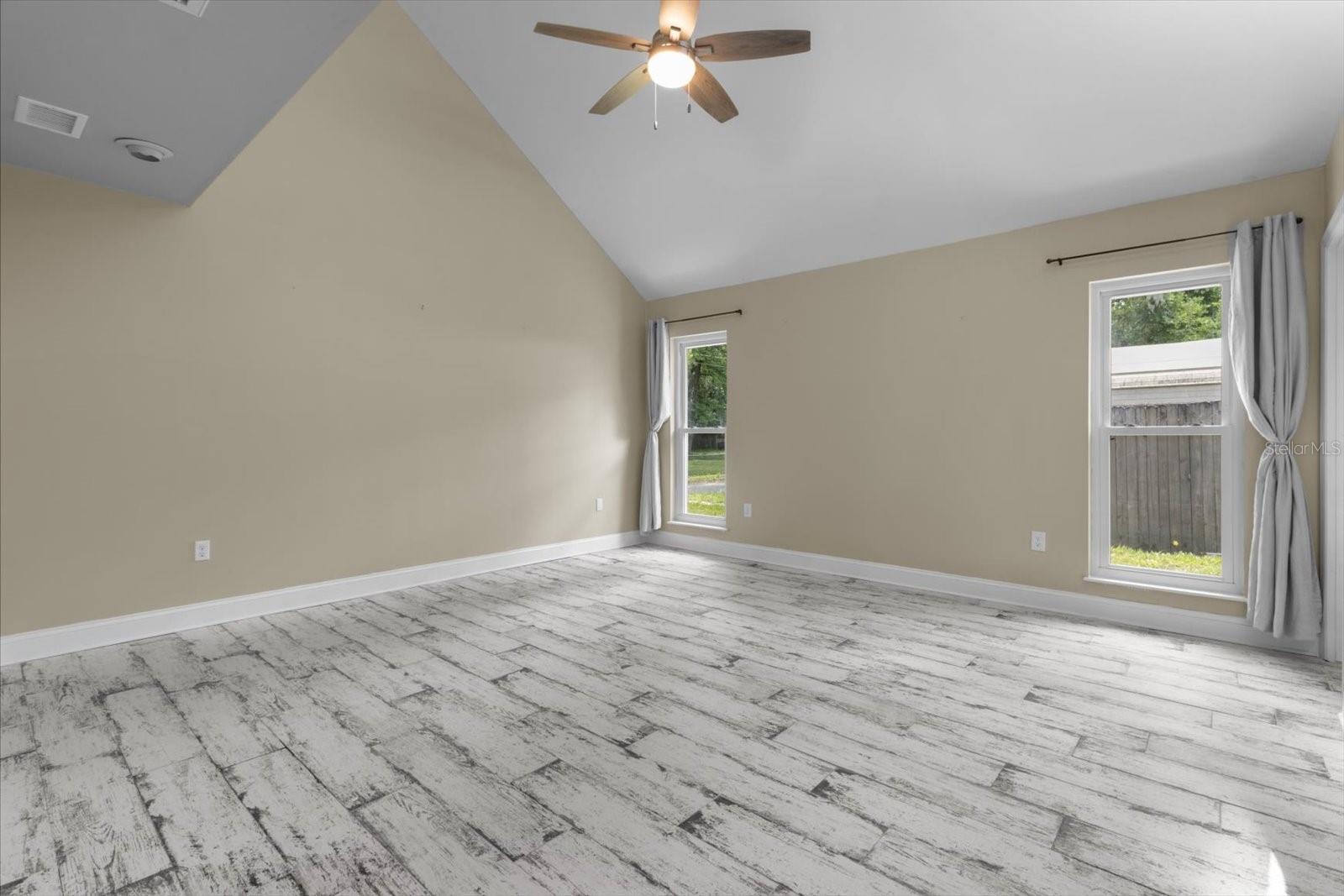 Listing photo id 7 for 30 Rivertrail Drive