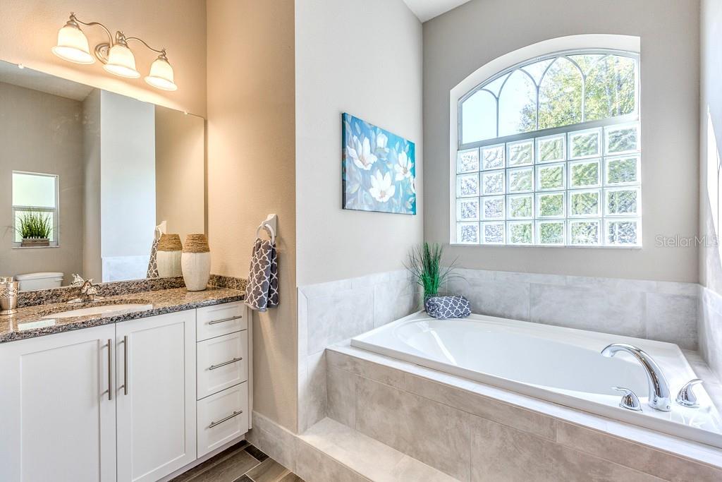 Listing photo id 9 for 38 Vinca Street