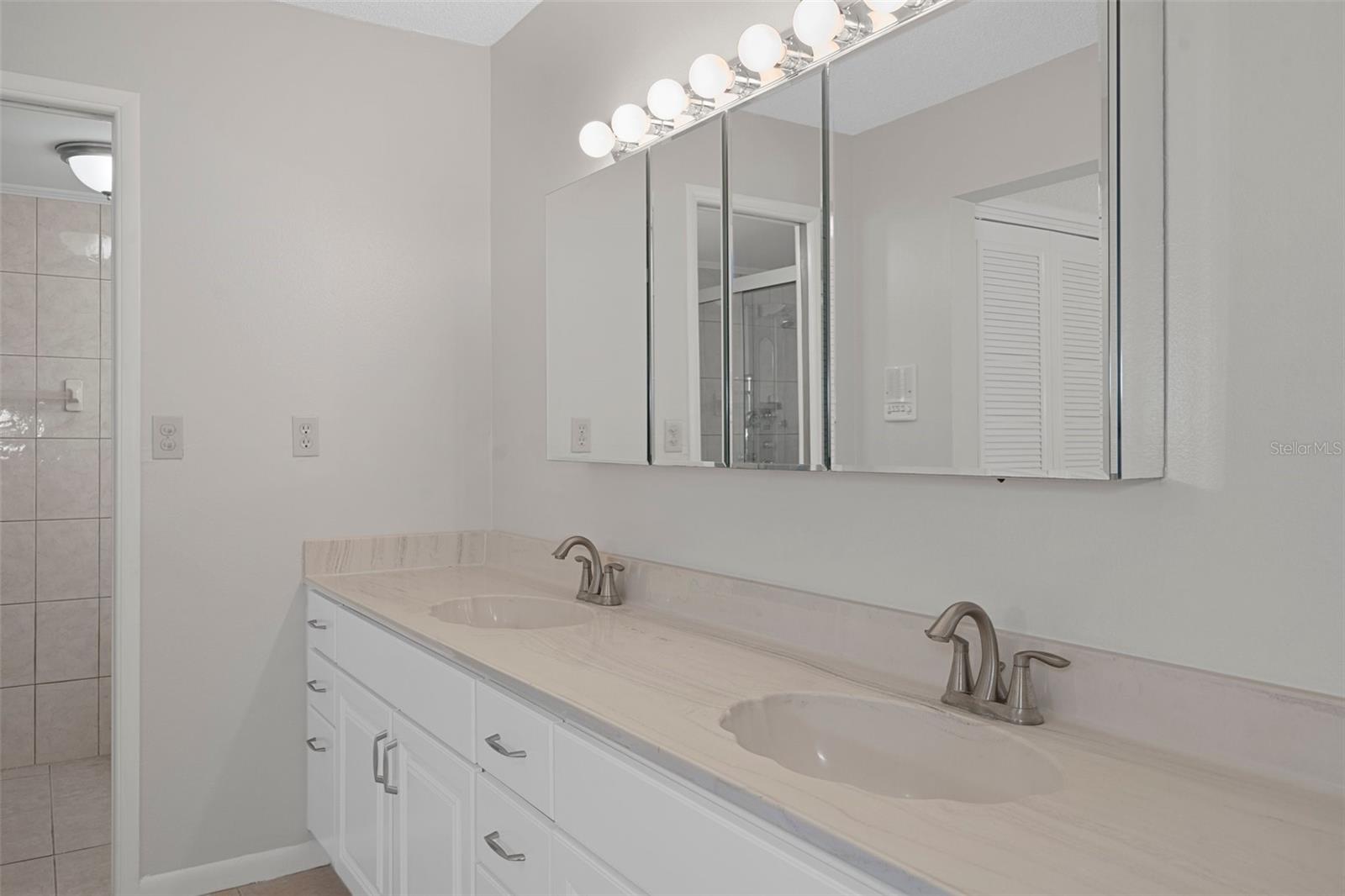 Listing photo id 48 for 5980 Shore Boulevard S 312