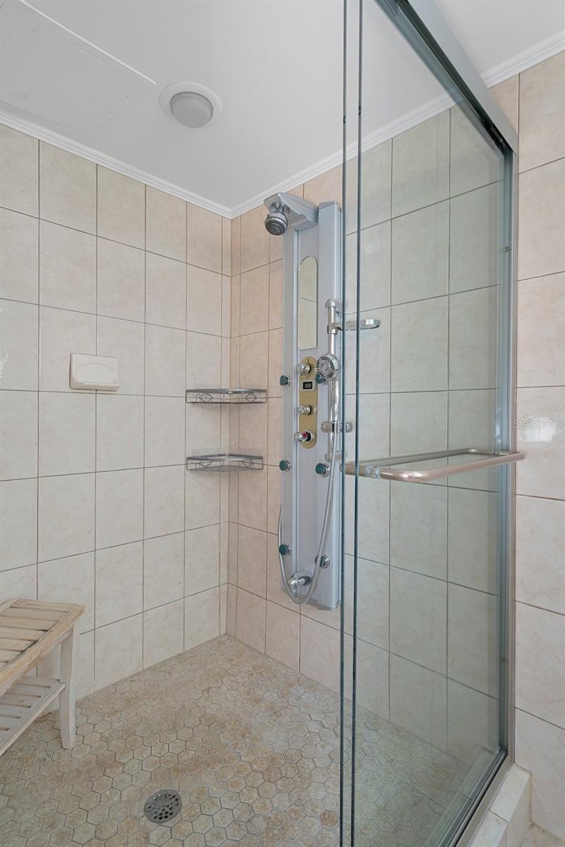 Listing photo id 52 for 5980 Shore Boulevard S 312