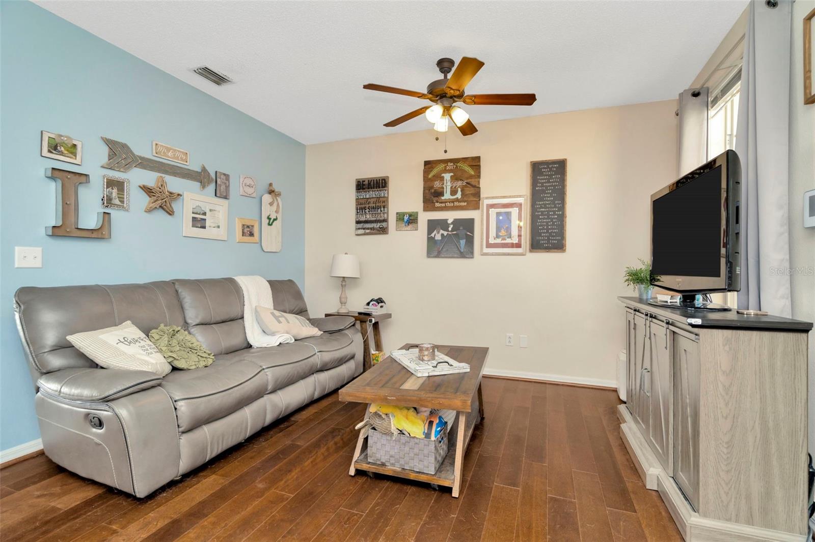 Listing photo id 3 for 30140 Barnaby Lane