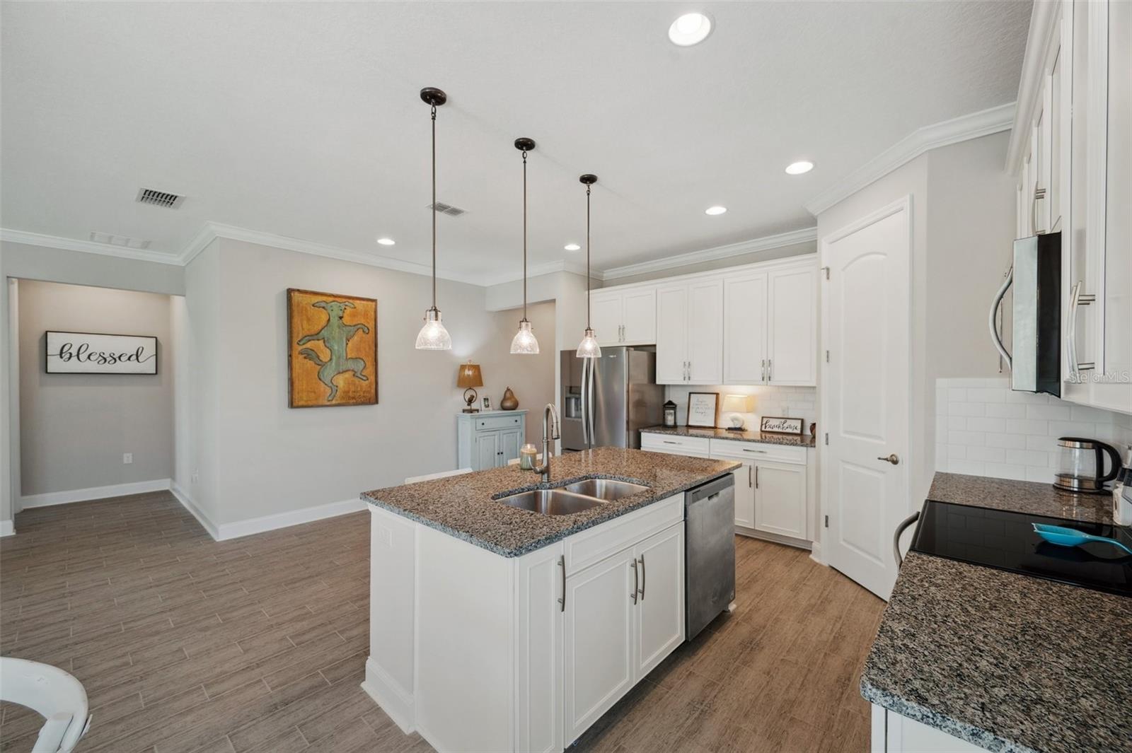 Image 9 of 52 For 764 W Bayshore Dr