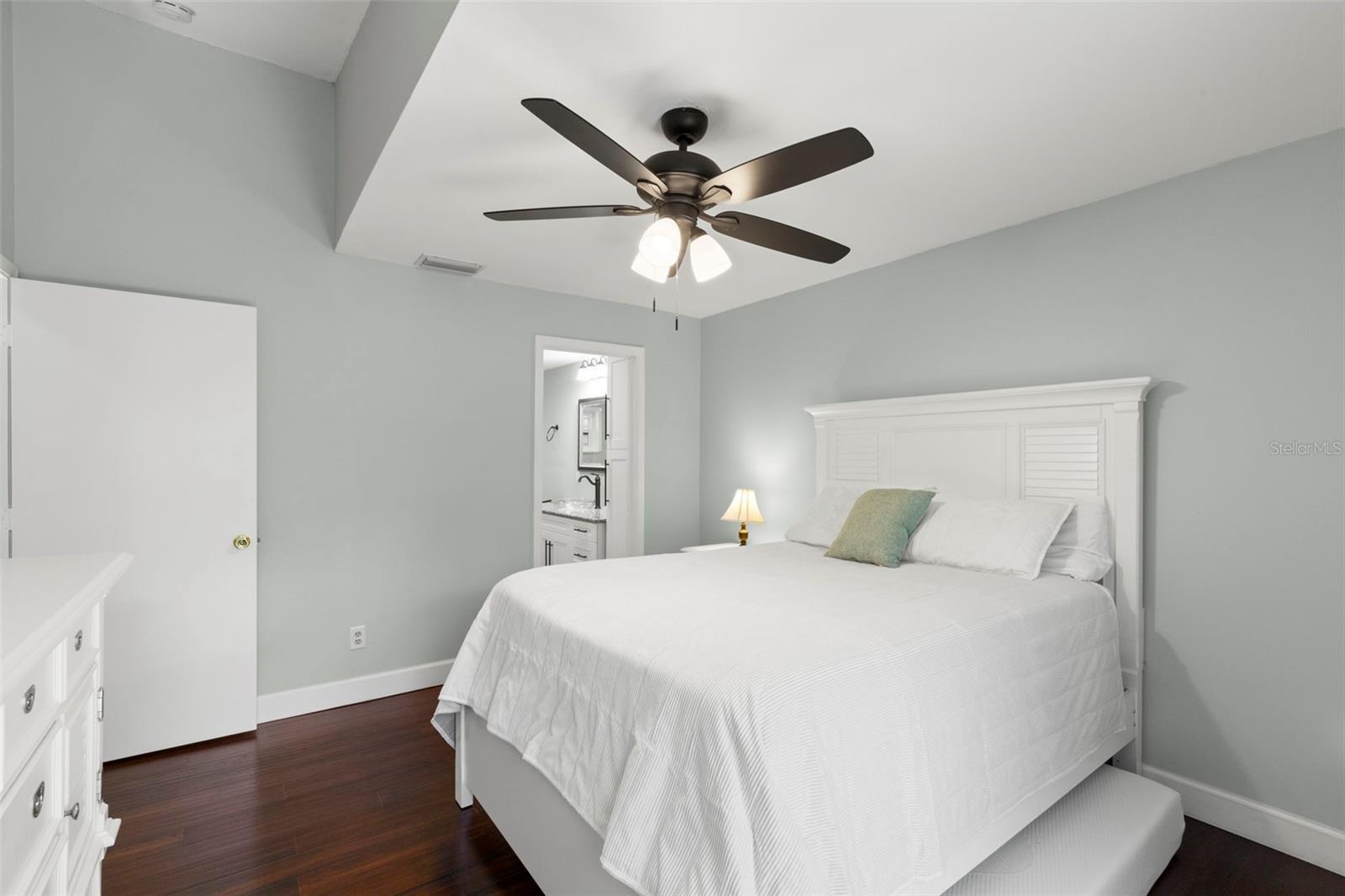 Listing photo id 17 for 2033 Arbor Drive