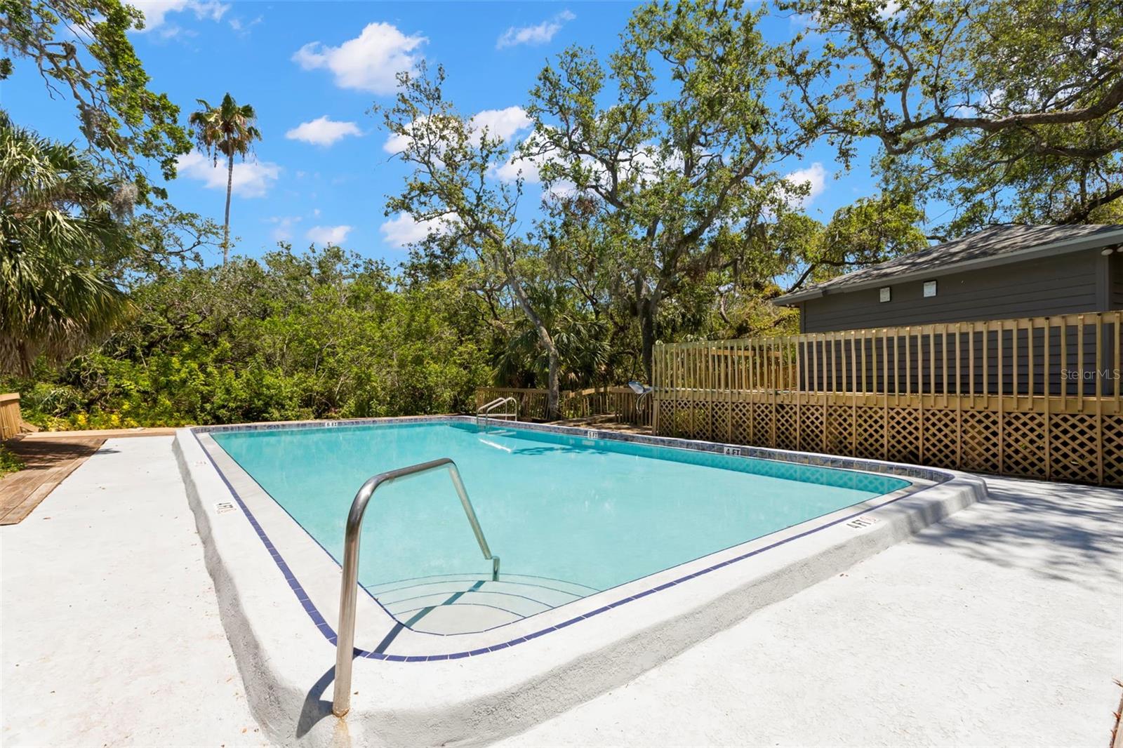 Listing photo id 31 for 2033 Arbor Drive