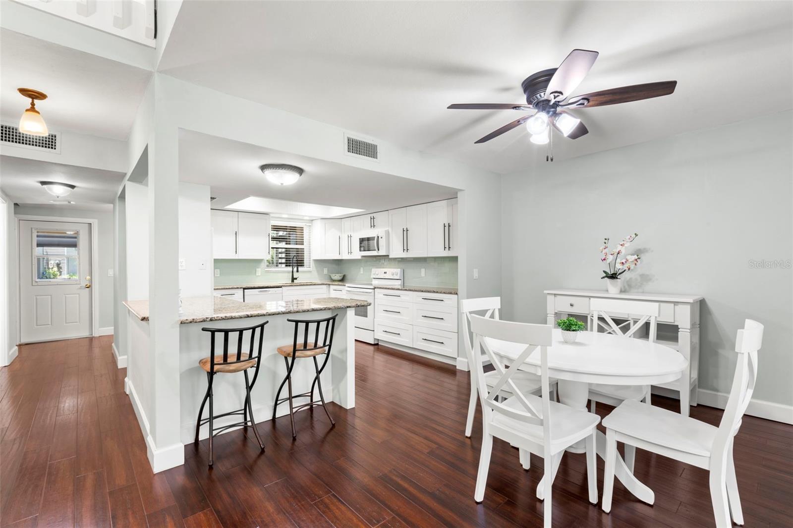 Listing photo id 3 for 2033 Arbor Drive