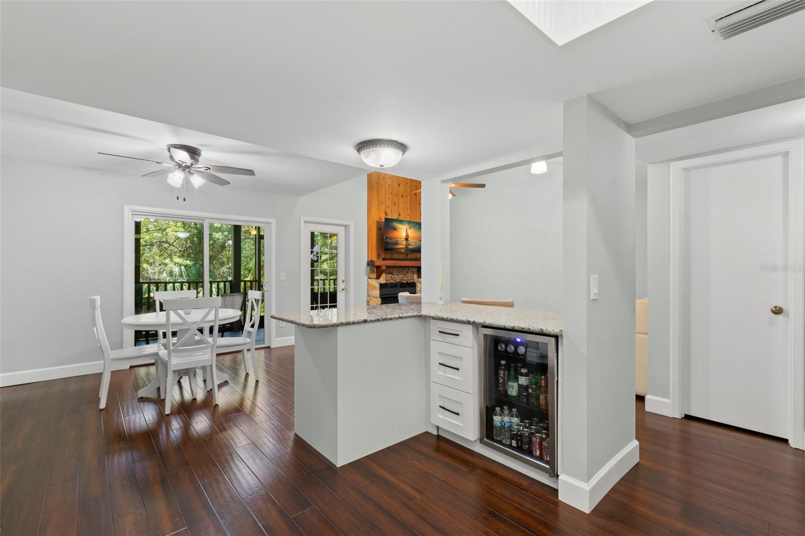 Listing photo id 6 for 2033 Arbor Drive