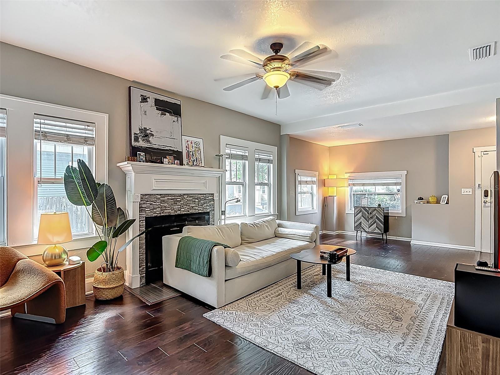 Image 9 of 47 For 207 Chelsea Street