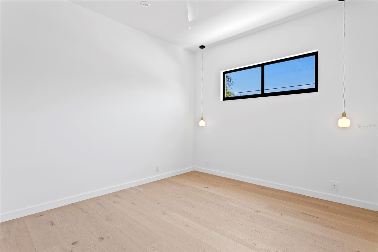 Image 10 of 49 For 500 38th Avenue Ne