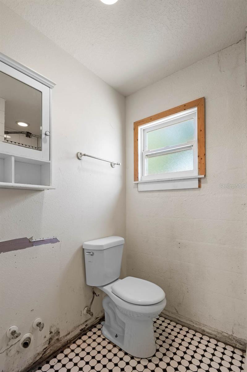Listing photo id 8 for 6208 Florida Circle E