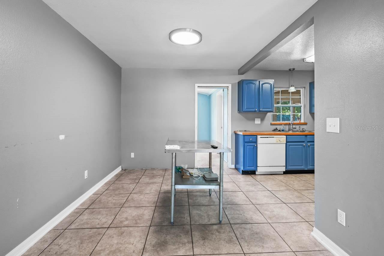 Listing photo id 4 for 6208 Florida Circle E