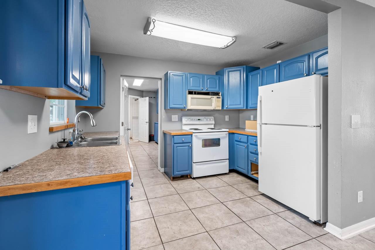 Listing photo id 5 for 6208 Florida Circle E