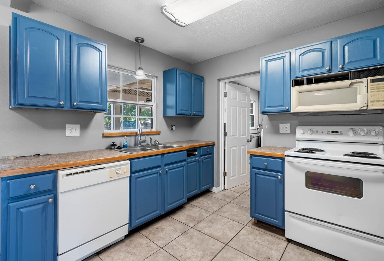 Listing photo id 6 for 6208 Florida Circle E