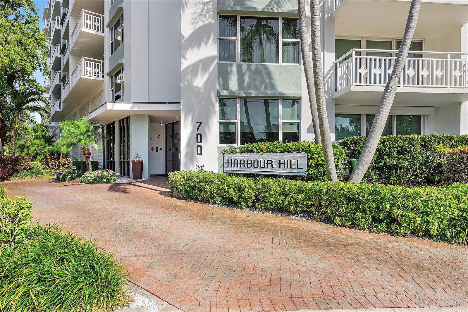 Image 2 of 45 For 700 Beach Drive Ne 704