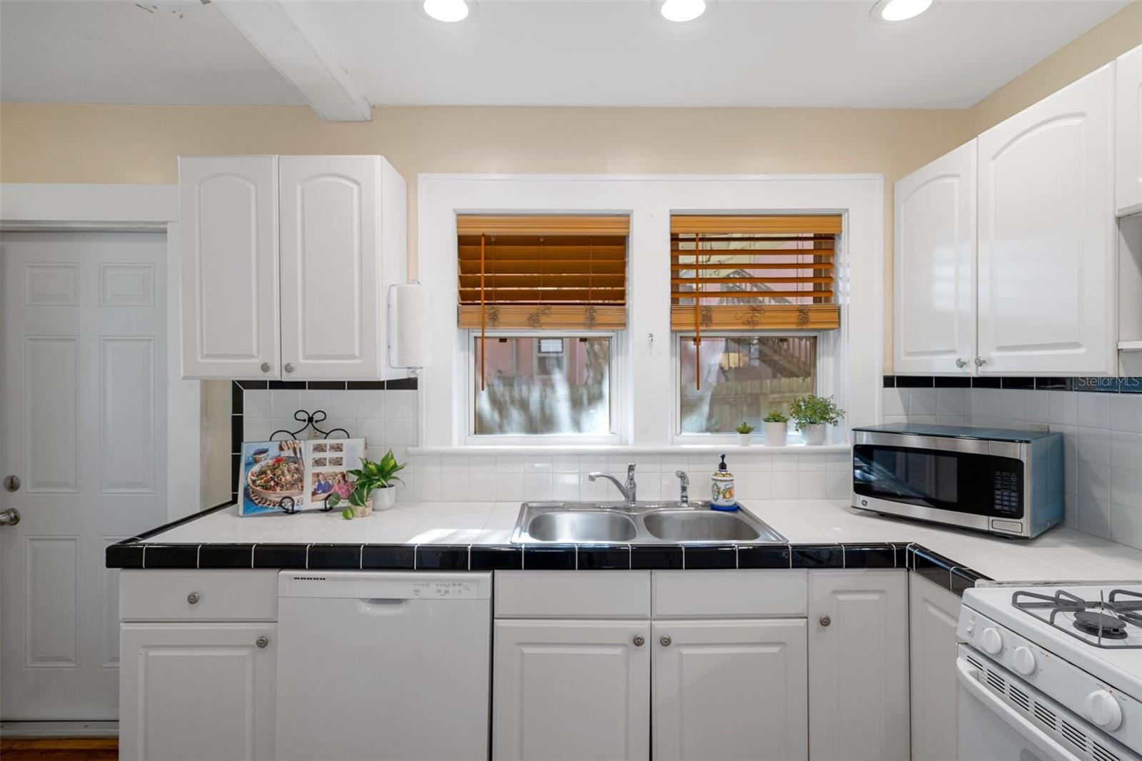 Image 18 of 49 For 132 21st Avenue S
