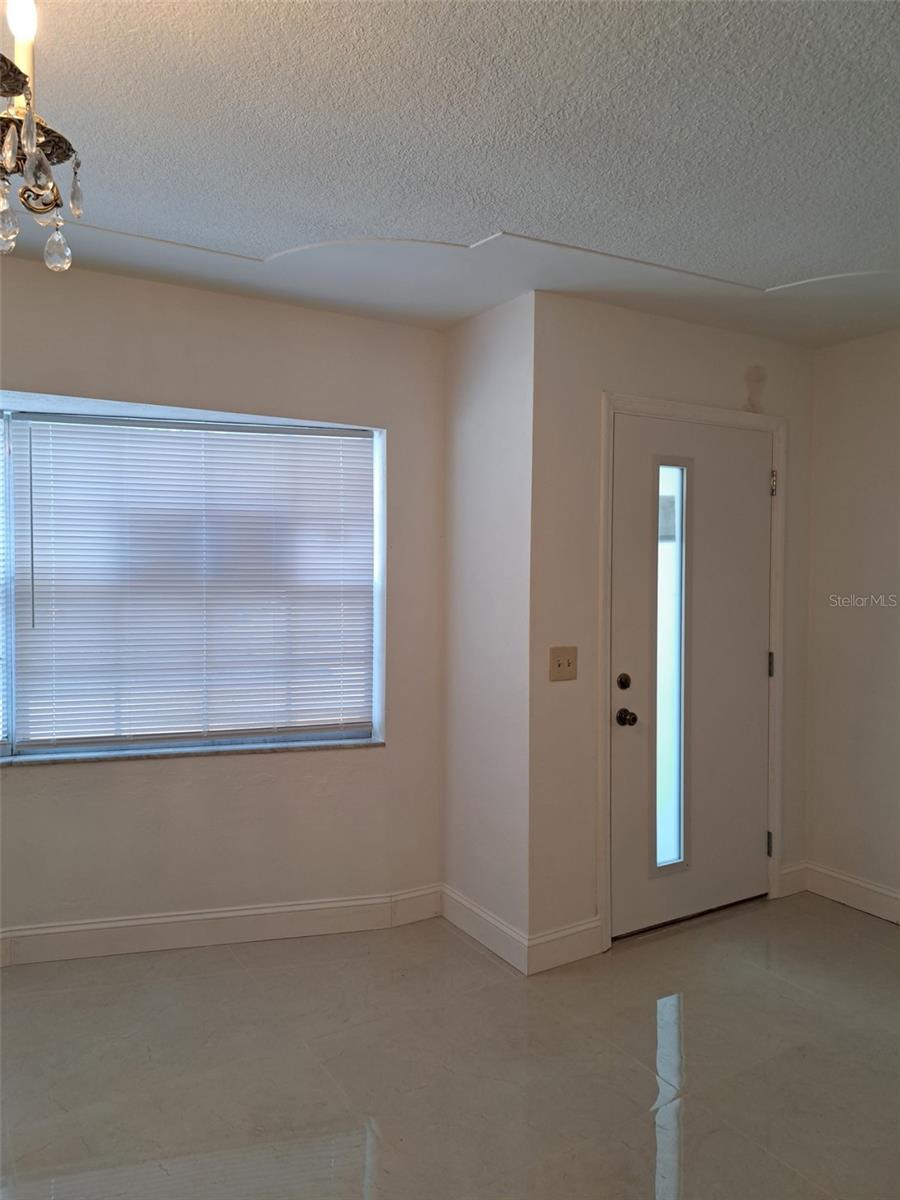 Listing photo id 3 for 406 Bullard Parkway