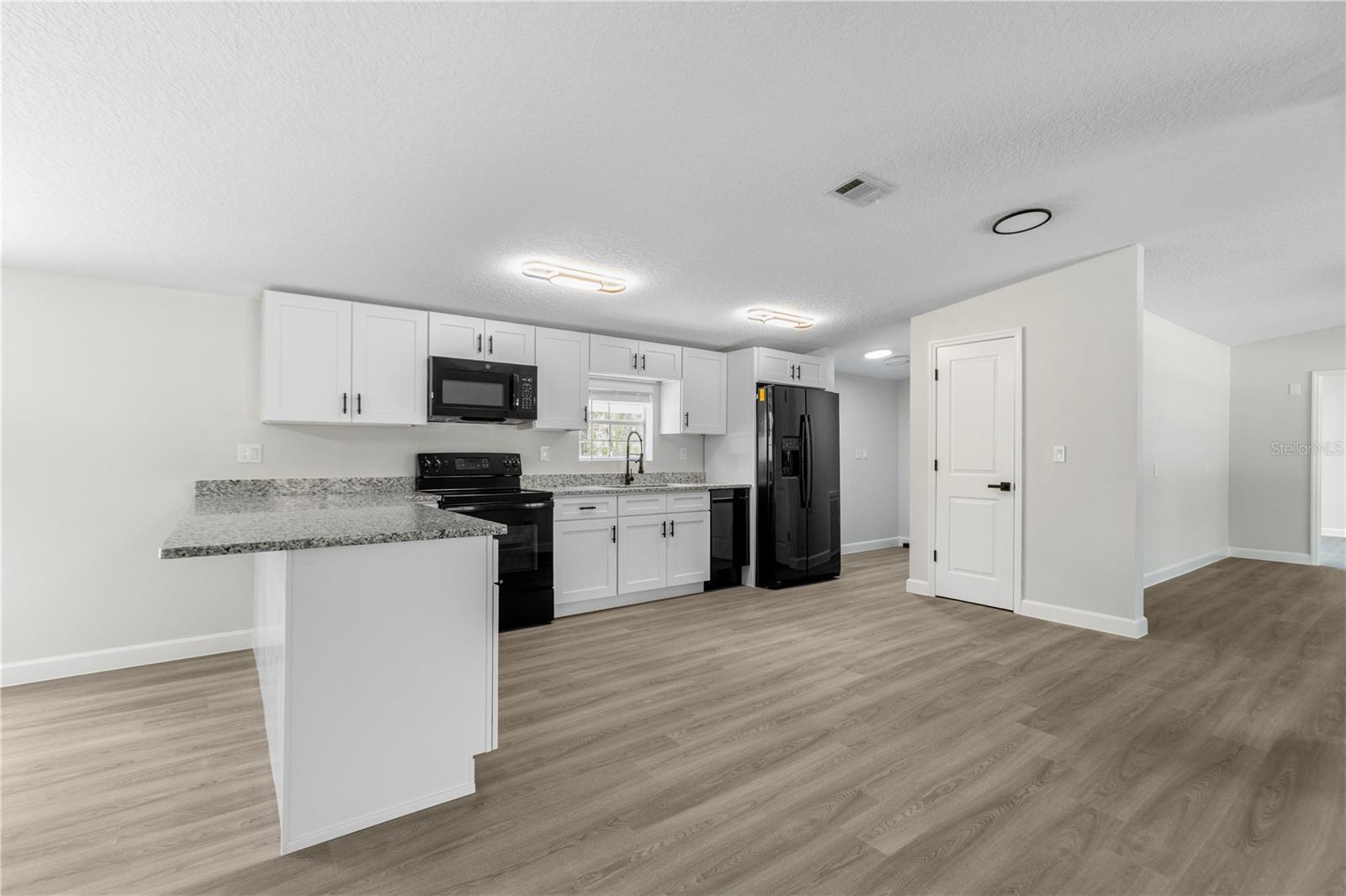 Image 12 of 35 For 17212 Oxenham Avenue