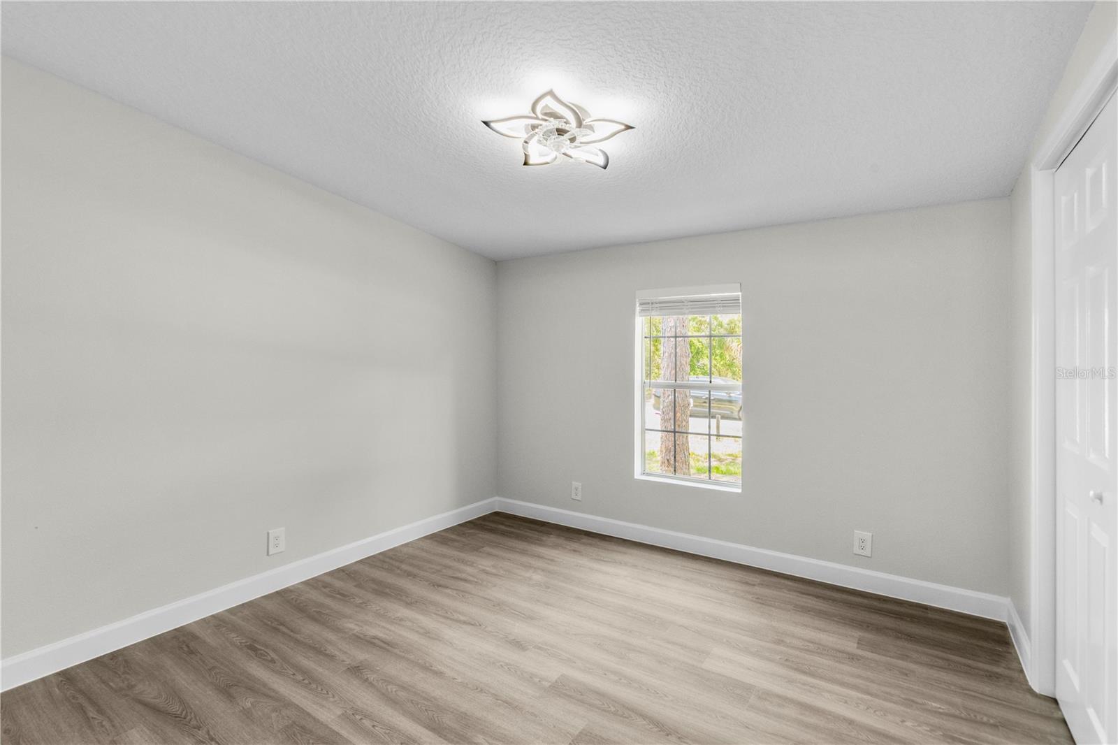 Image 17 of 35 For 17212 Oxenham Avenue