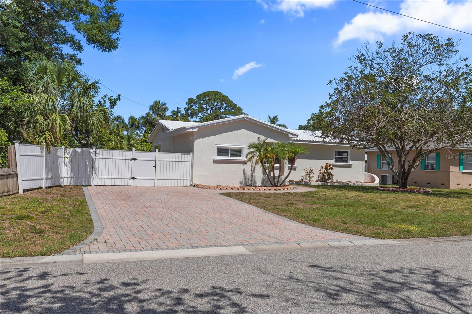 Image 4 of 45 For 6235 17th Avenue N