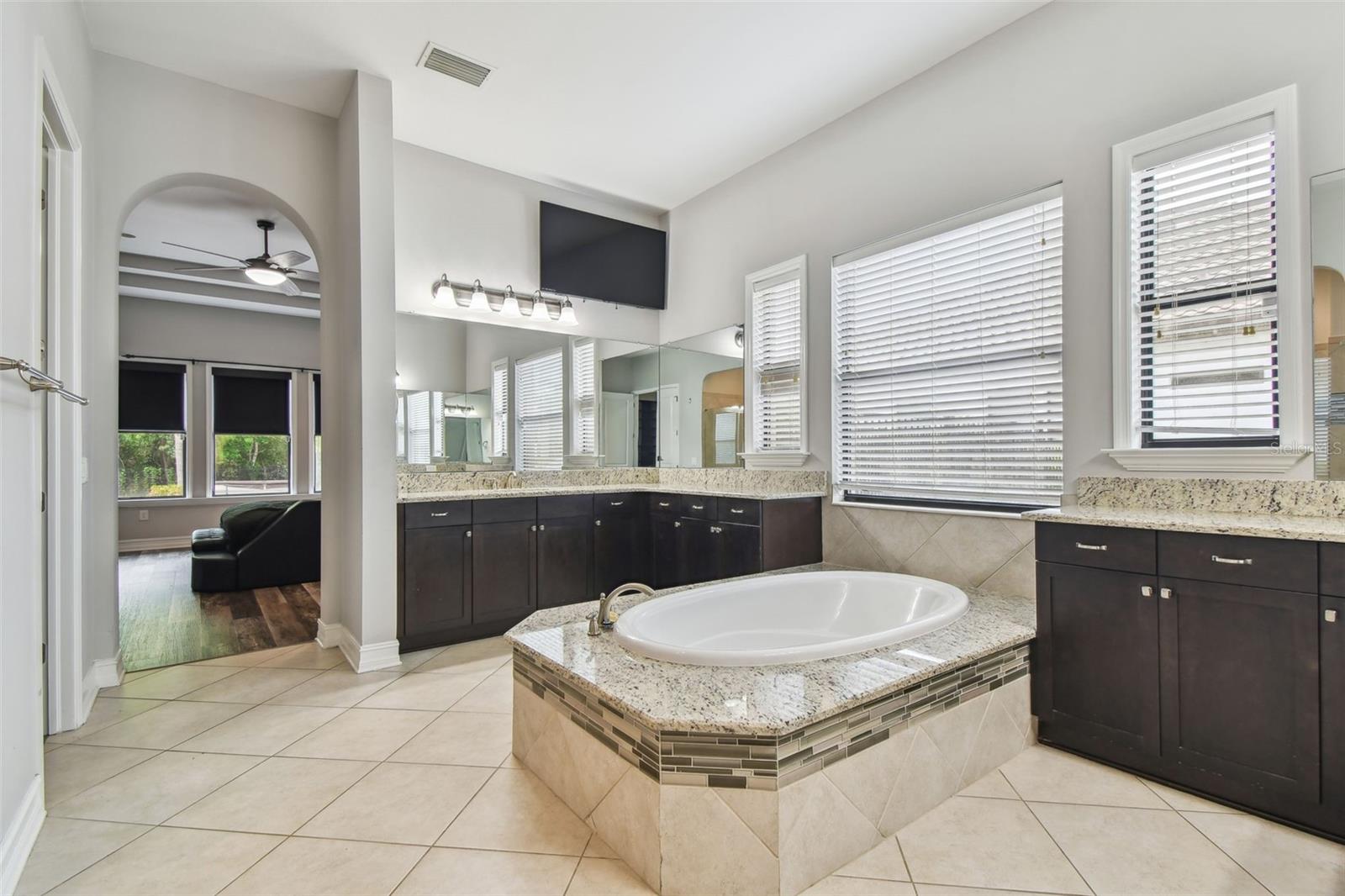Listing photo id 13 for 17914 Bramshot Place