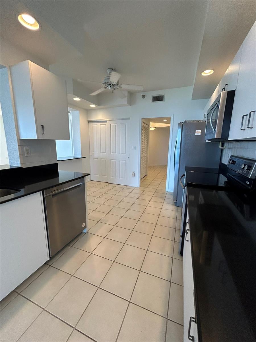 Image 17 of 35 For 4737 Dolphin Cay Lane S 408
