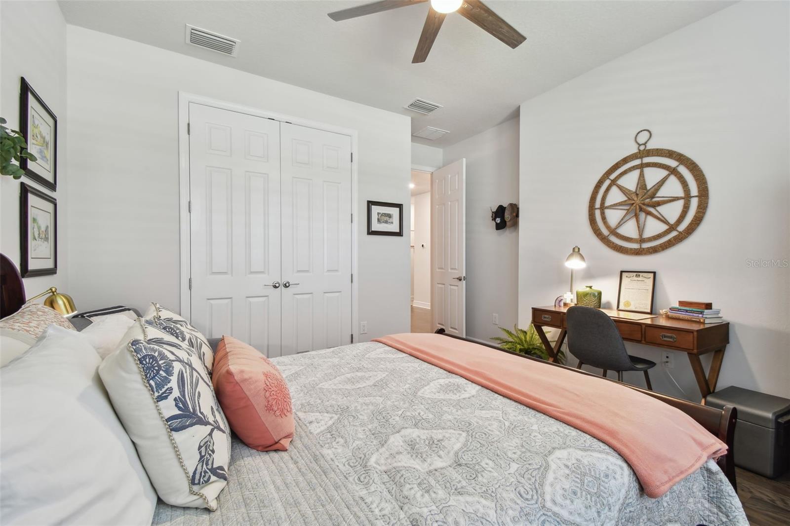 Listing photo id 8 for 4918 Lakeshore Oaks Court