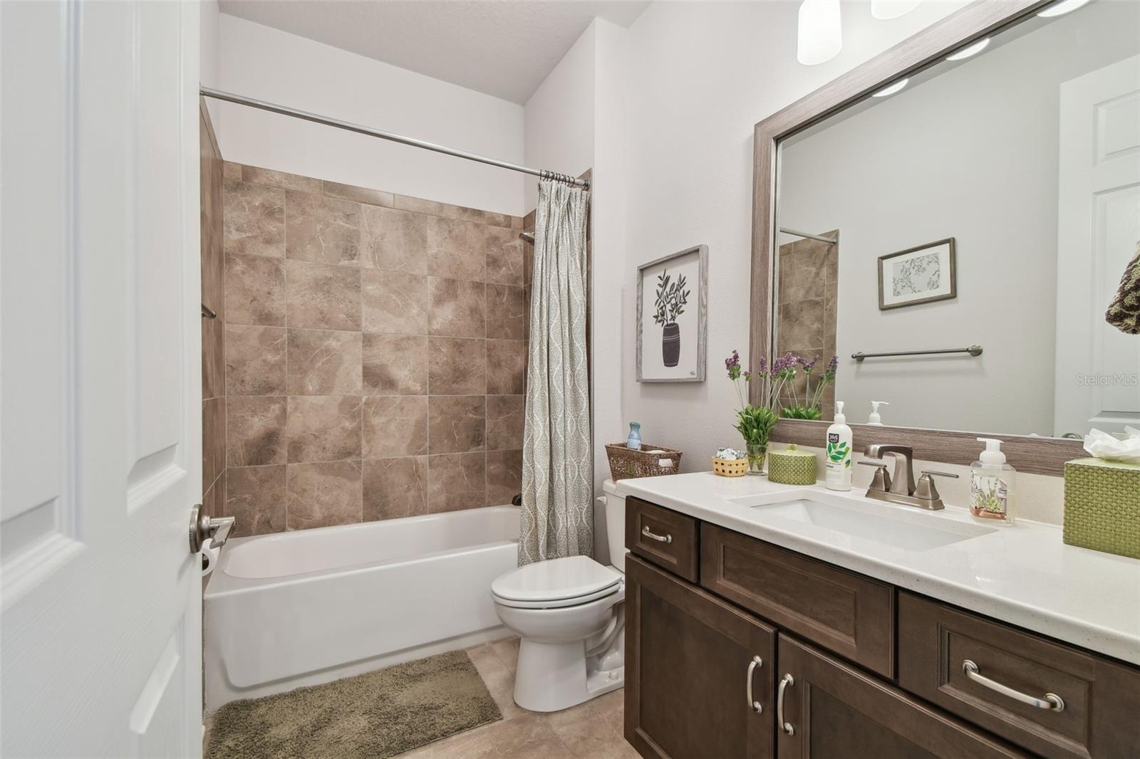 Listing photo id 9 for 4918 Lakeshore Oaks Court
