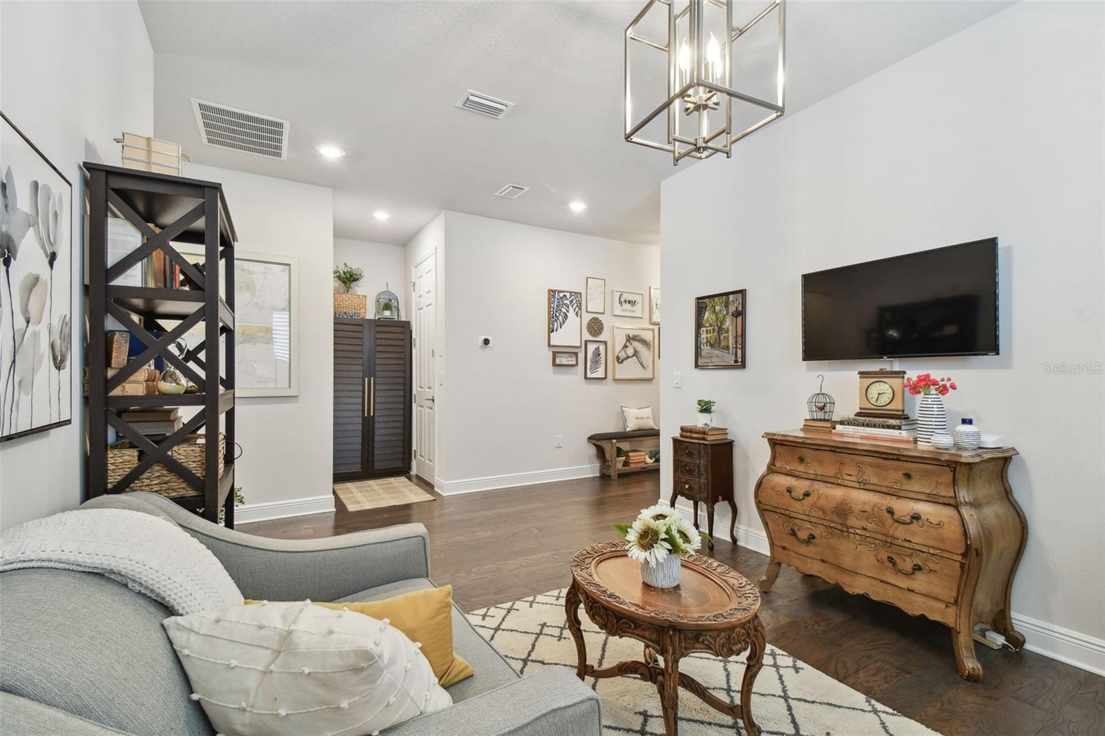 Listing photo id 14 for 4918 Lakeshore Oaks Court