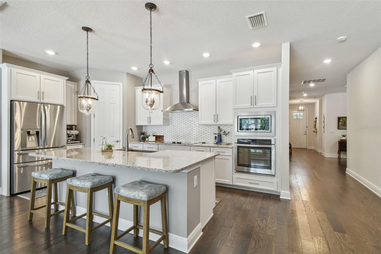 Listing photo id 15 for 4918 Lakeshore Oaks Court
