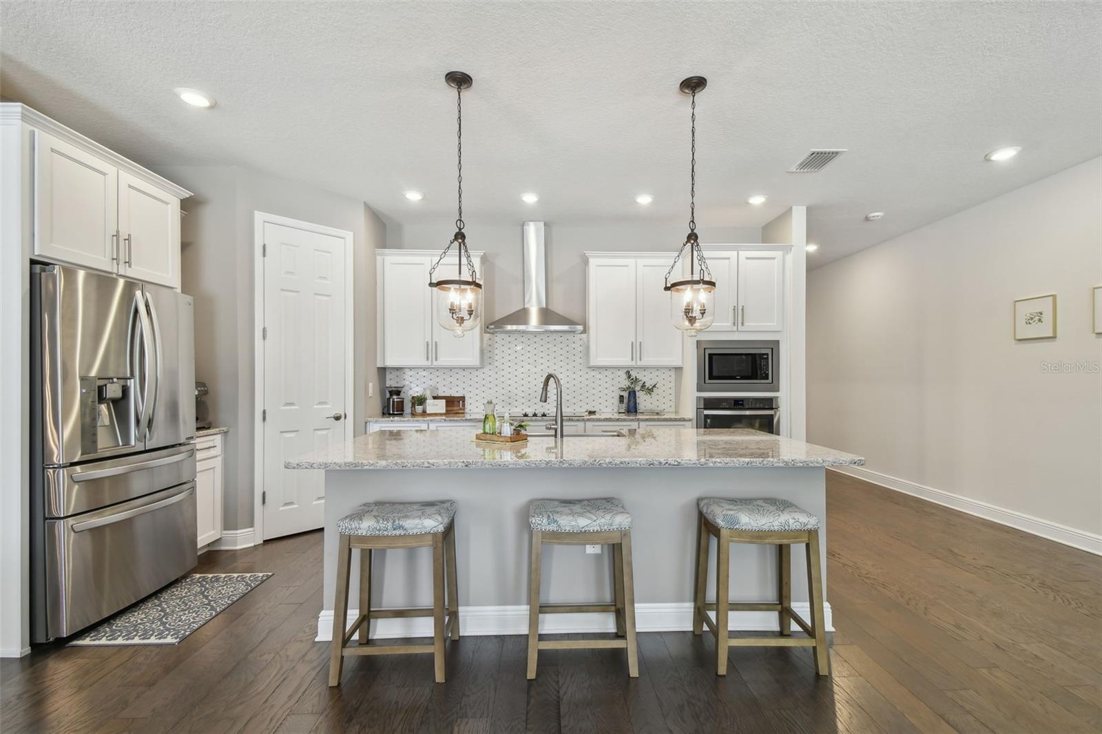 Listing photo id 16 for 4918 Lakeshore Oaks Court