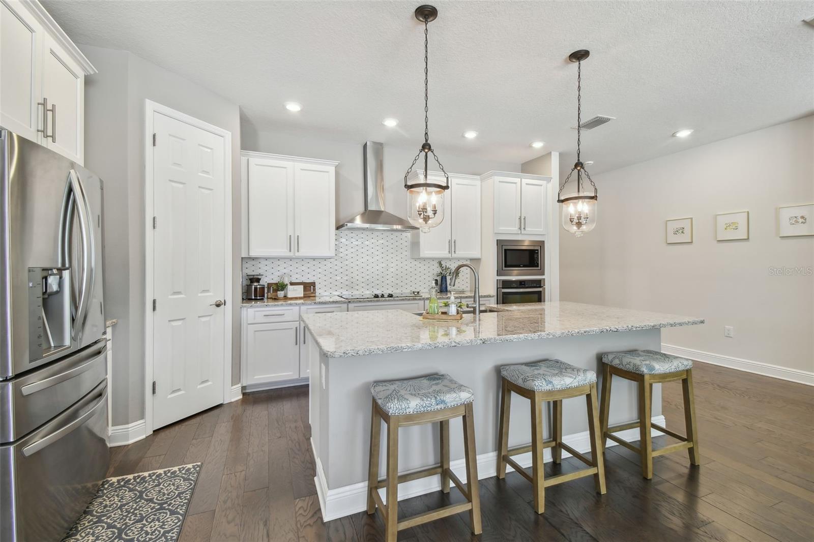 Listing photo id 17 for 4918 Lakeshore Oaks Court